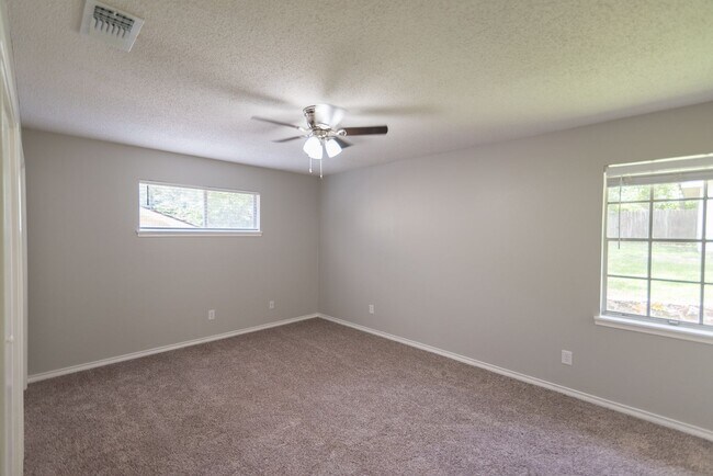 Building Photo - 1825 Courtney Dr