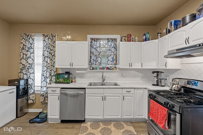 Building Photo - 130 Dalzell St