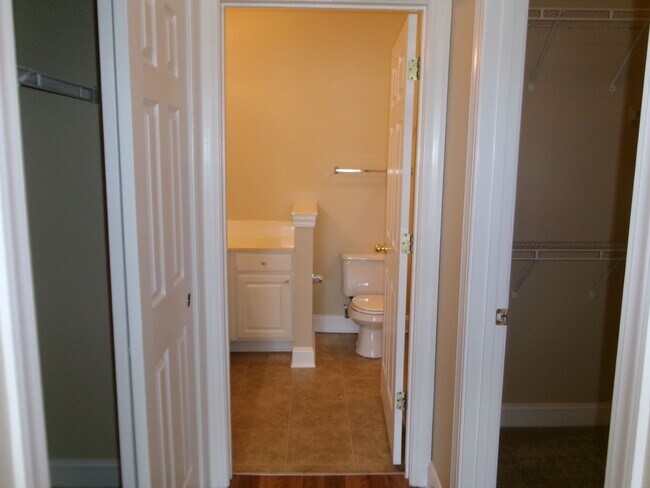 Building Photo - 3 bedroom, 2 bath condo located in Fountai...