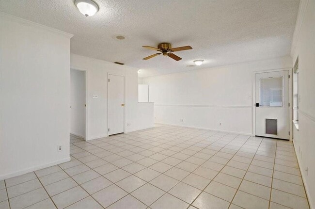 Building Photo - 318 Columbine St