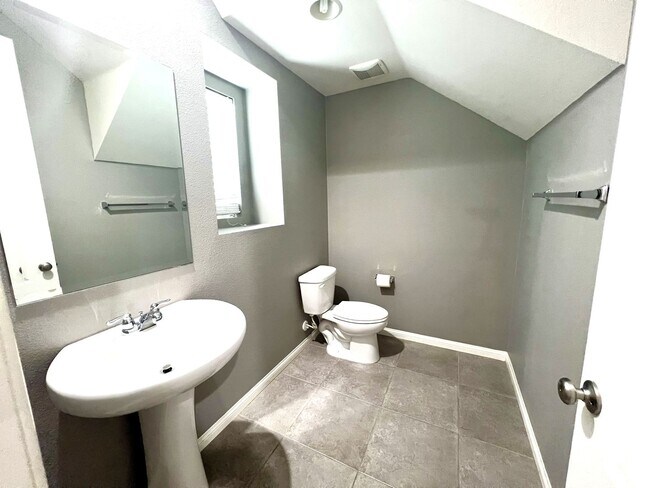 Building Photo - Modern Eastvale Home | 3 Bed | 2.5 Bath | 2-Car Garage | Pool & Gym | Solar Panels