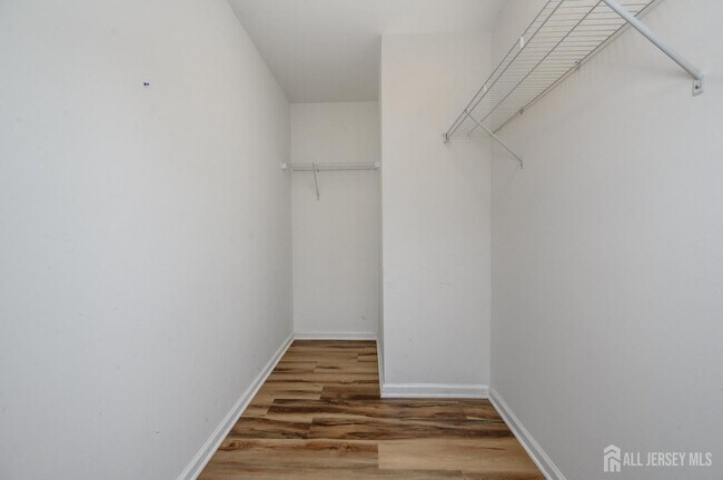 Building Photo - 303 Pinelli Dr