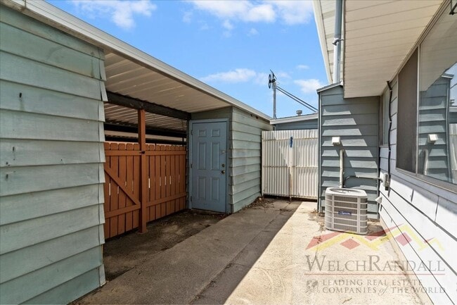 Building Photo - Beautifully Remodeled 3 Bed 2.5 Bath Townh...