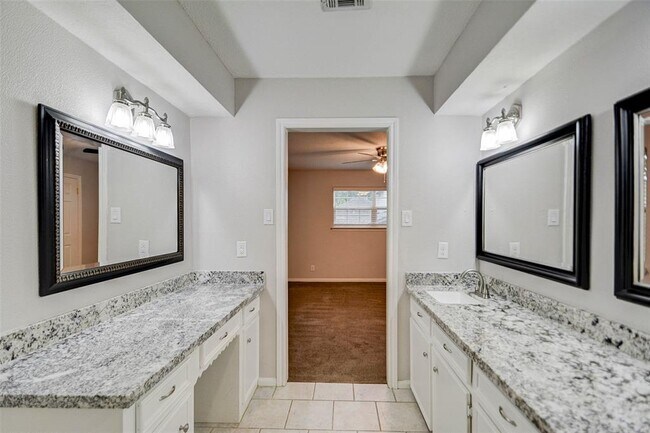 Building Photo - 13915 Charlynn Oaks Dr
