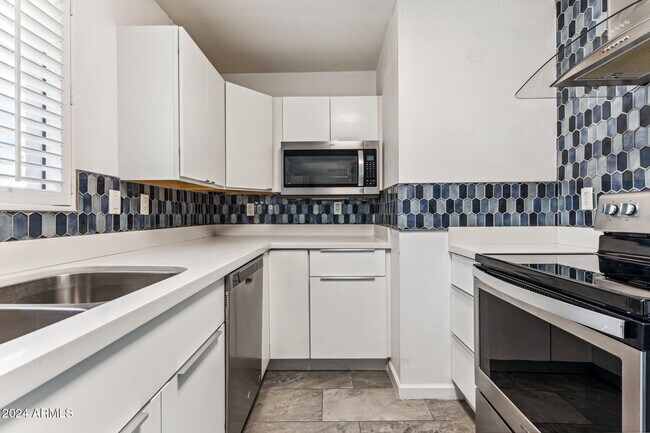 Building Photo - 502 E Roanoke Ave