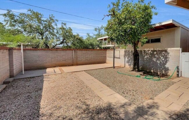 Primary Photo - 3238 E Hawthorne St