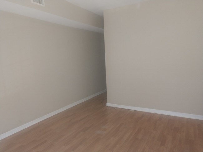 Living Room - 402 E Lorraine Ave