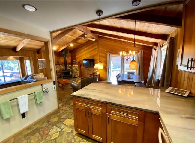 Building Photo - 12250 Snowpeak Way