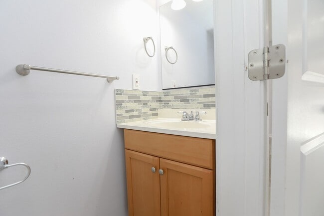 Building Photo - "Beautifully Updated Townhome – Ready for ...