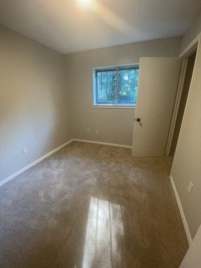 Building Photo - 327 Grover Cleveland Cir
