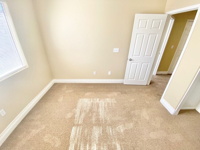 Building Photo - BEAUTIFUL 3 BEDROOM 2.5 BATHROOM 2 CAR GAR...
