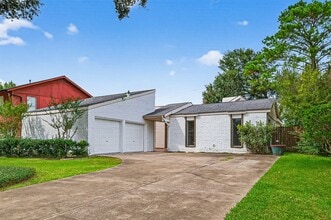 Building Photo - 2042 Hilton Head Dr