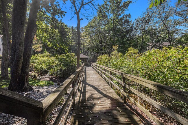 Building Photo - Like New 5 Bedroom - Close to the lake!