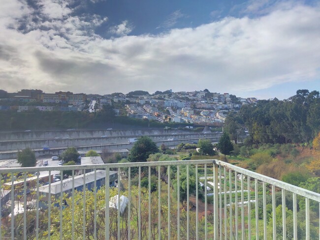 Building Photo - Tri-Level 3 Bed, 3 Bath Bernal Heights Tow...