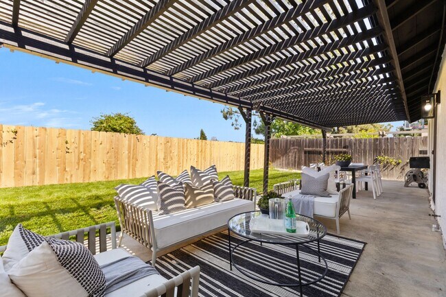 Building Photo - Beautifully Renovated 3 Bed/2 Bath Home in...
