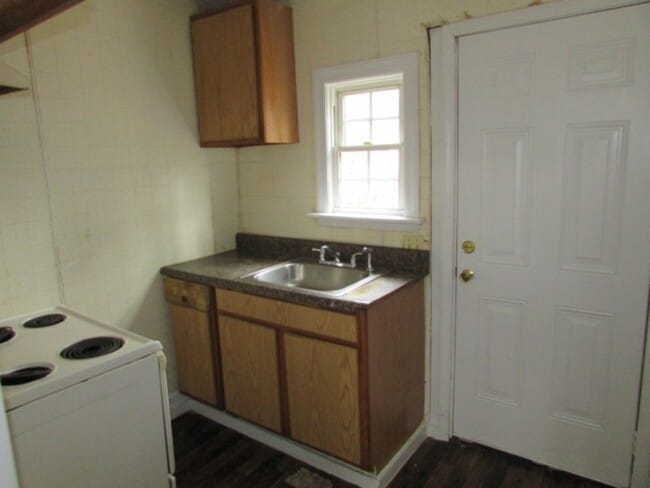 Building Photo - Small Single Family Home