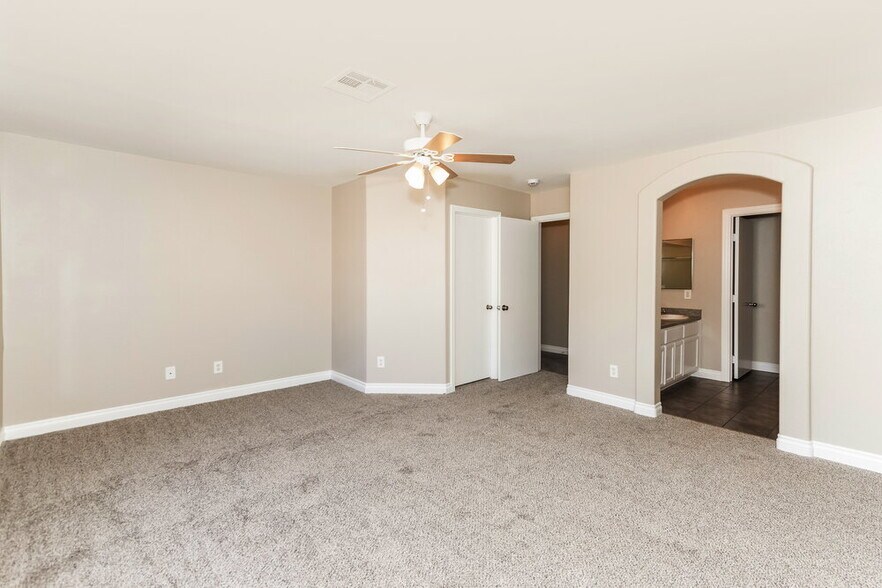 Building Photo - 1026 Cliffbrook Hedge Ave