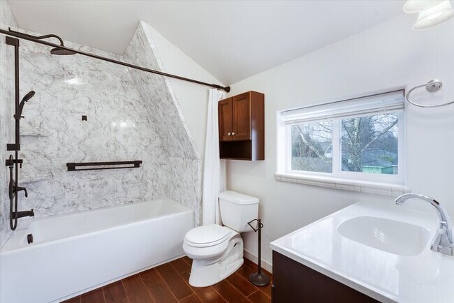 Building Photo - 657 22nd Ave