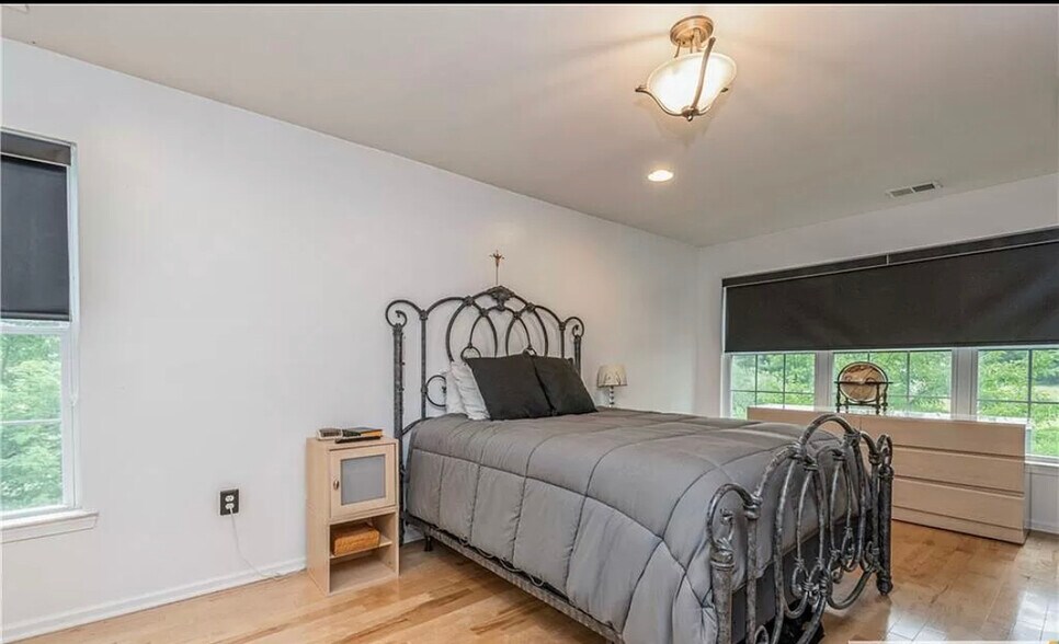 Building Photo - 115 Chariot Ct