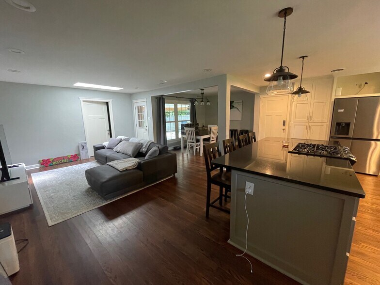 Building Photo - 1012 Elmwood St