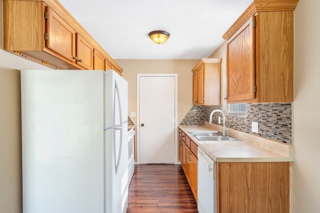 Building Photo - 1621 N Hillcrest Ave