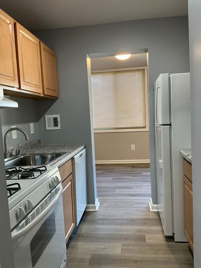 Building Photo - Gorgeous ground level and rarely available bright alcove studio residence with outdoor space.