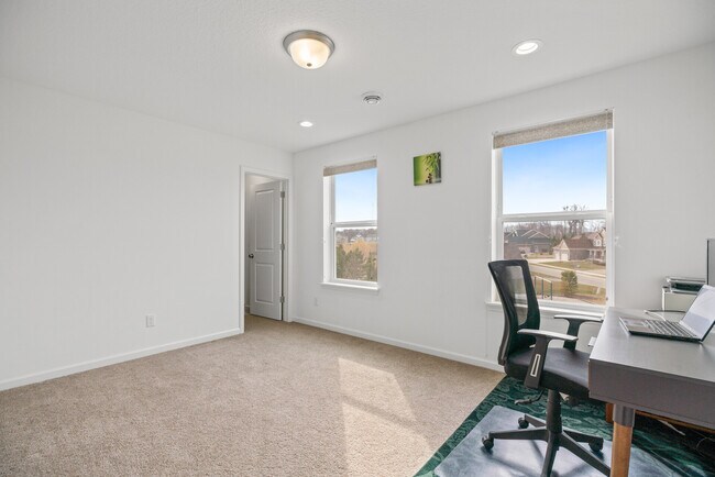 Building Photo - 657 Aster Rd