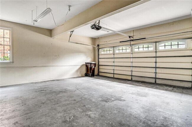 Building Photo - 510 Jacaranda Ct