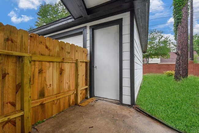 Building Photo - 15814 Winding Moss Dr