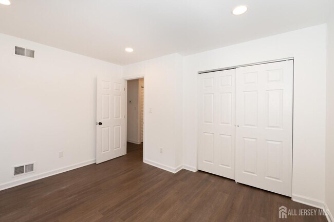 Building Photo - 801 Woodbridge Commons Way