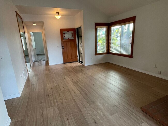 Building Photo - 2 bed 2 bath single family residence. AVAILABLE 5/16