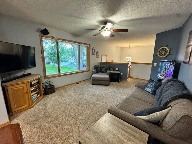 Building Photo - Rent Special!!! Walk To The Lake!