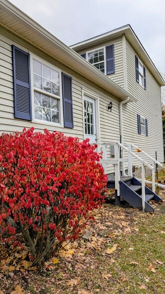 Building Photo - 104 Briarwood Dr