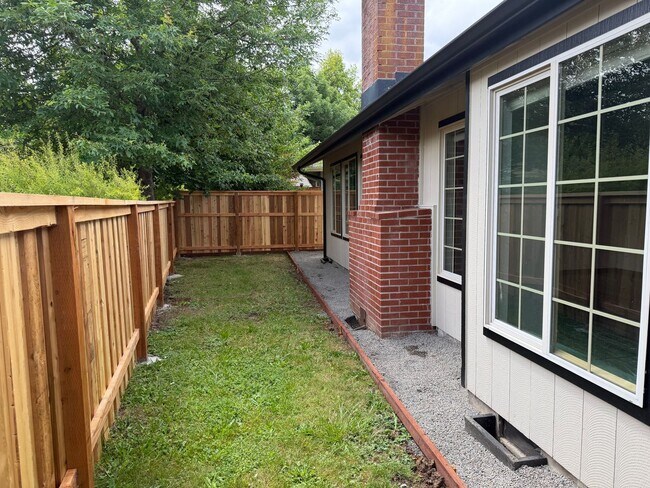 Building Photo - Beautifully updated 3 bedroom, 2 bath house in Eugene!