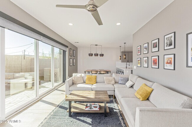 Building Photo - 2315 E Pinchot Ave