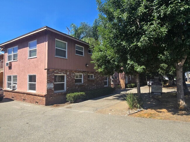 Building Photo - Large 2-bedroom 1 bath unit in Van Nuys
