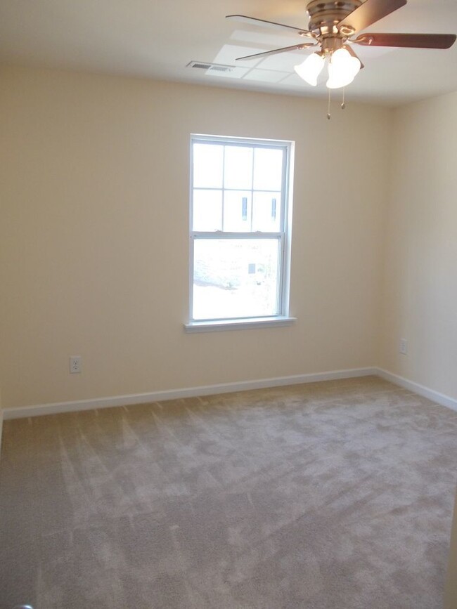 Building Photo - 3 Bed End Unit Townhome in Prosperity Chur...