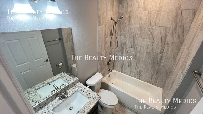 Building Photo - 1247 San Matio St