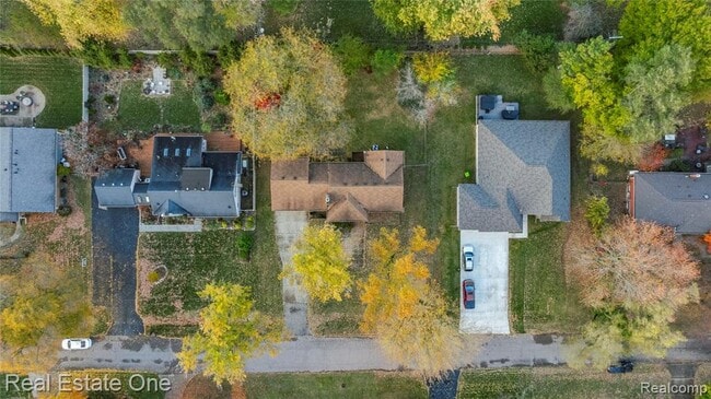 Building Photo - 2360 Pine View Dr