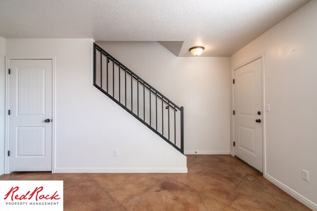 Building Photo - Charming 3 Bedroom Townhome