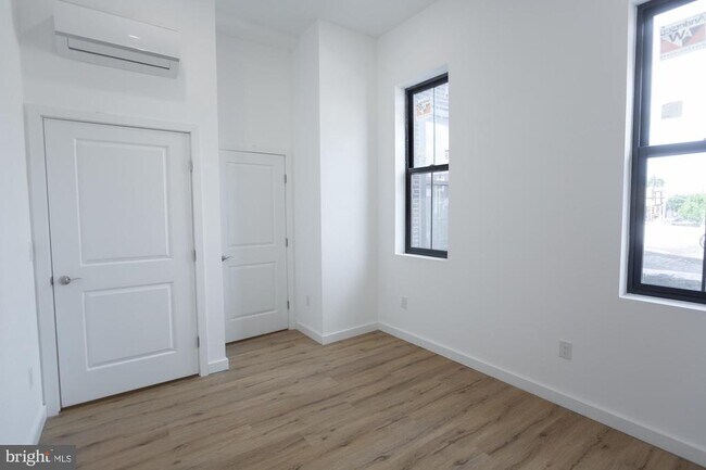 Building Photo - 3945 Lancaster Ave