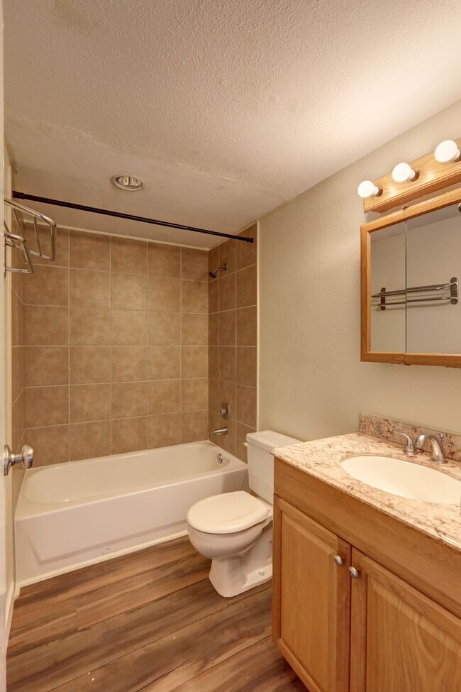 Building Photo - Superb Two Bedroom Renton Condo!  Great Lo...