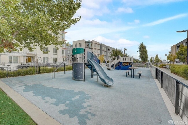 Building Photo - 451 Donahue St