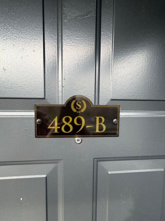 Building Photo - Oxford-2 Bedrooms