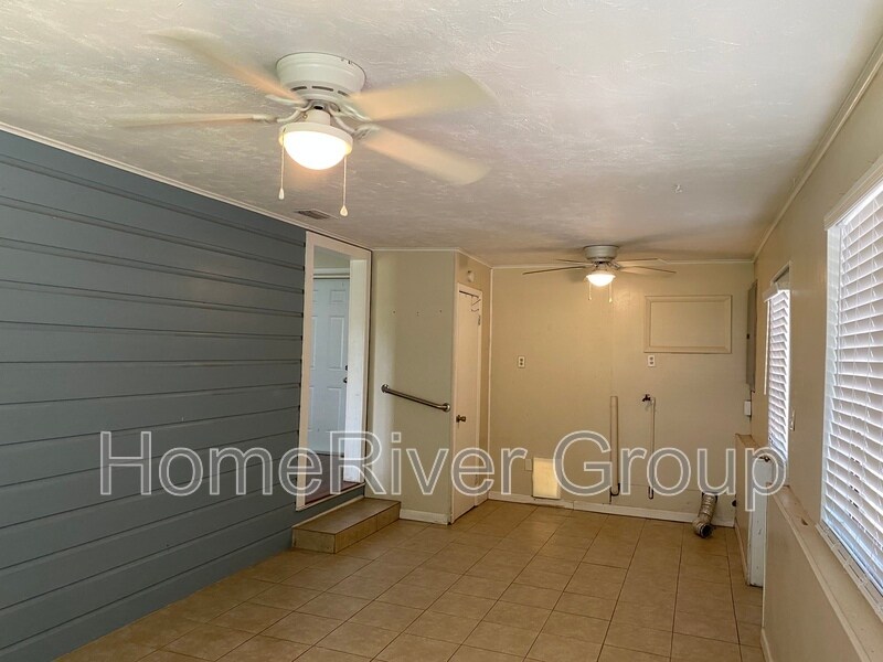 Building Photo - 2401 NE 59th Pl