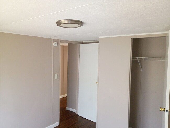 Building Photo - 3 Bedroom/2 Bathroom Home on a Large Lot