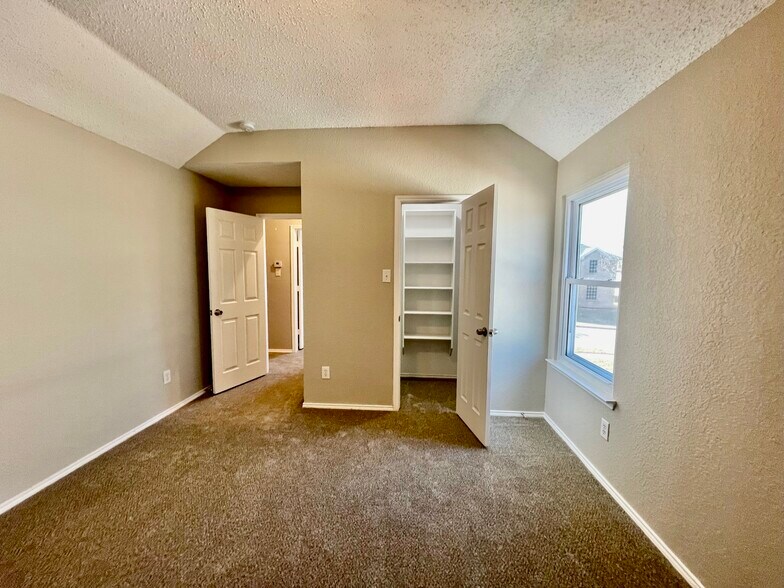 Building Photo - 2852 Clear Creek Dr