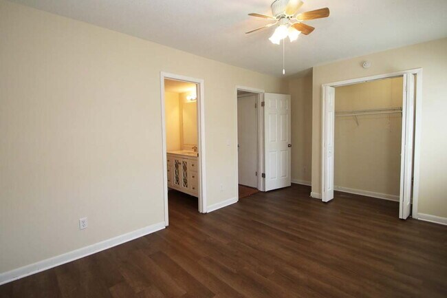 Building Photo - Four Bedroom Townhome with Plenty of Space!