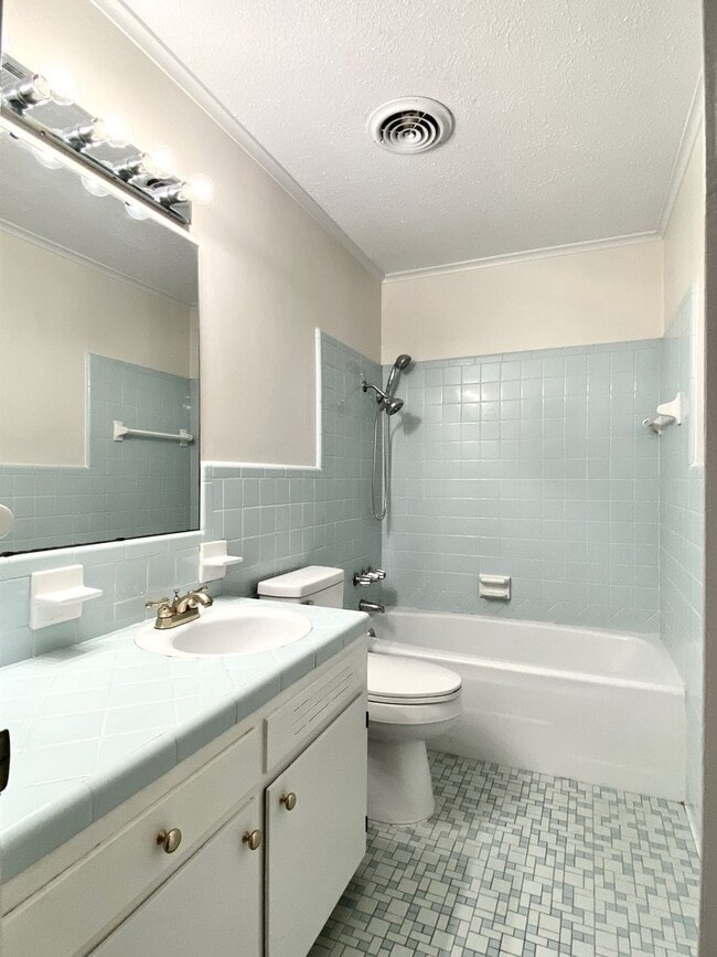 Building Photo - Immaculate 3 Bedroom 1.5 Bath