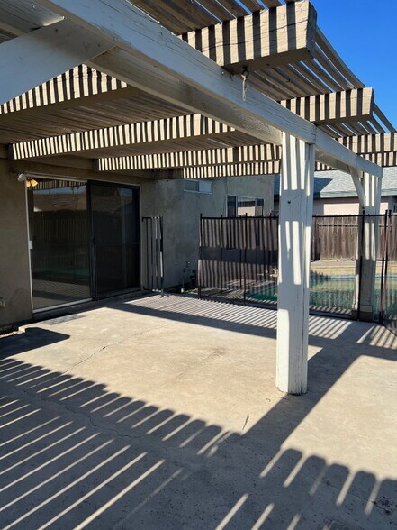 Building Photo - 4918 E Glenview Ave